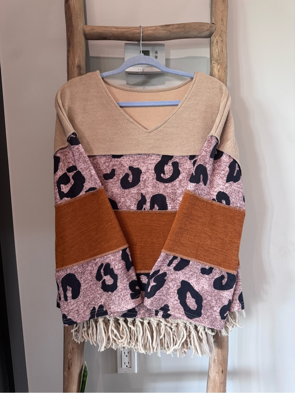 V-Neck Colorblock Leopard Fringe Sweater - Beige & Rust